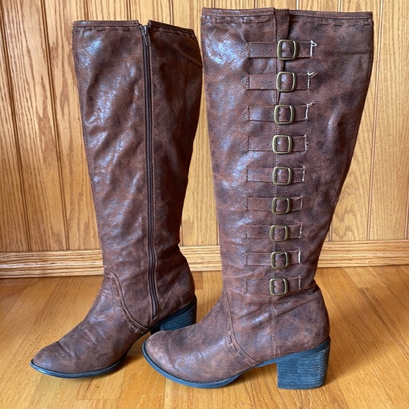 Knee high buckle boots - Picture 2 of 16